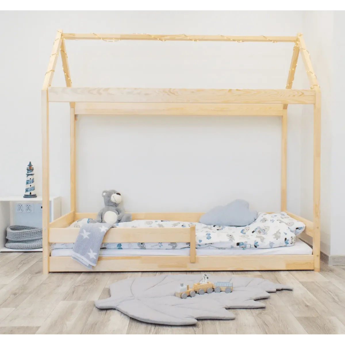 Łóżko drewniane pojedyncze DOMEK MIŚ sosna MEBLE WRÓBEL