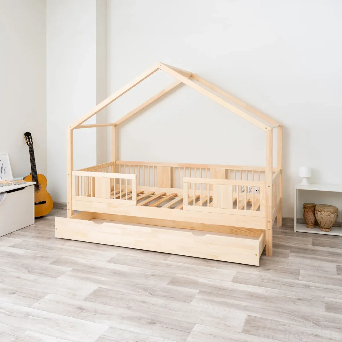 Łóżko pojedyncze drewniane LUNA DOMEK SHORT MEBLE WRÓBEL