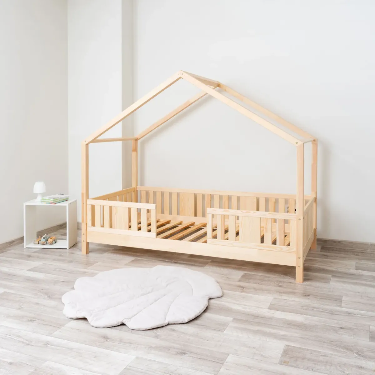 Łóżko drewniane pojedyncze NIKO DOMEK SHORT sosna 10 MEBLE WRÓBEL